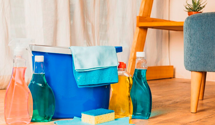 Limpiar y desinfectar el hogar: la lucha contra el COVID-19