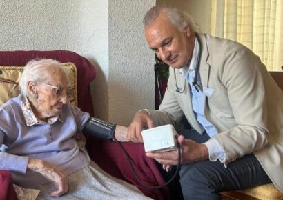 Doña Josefa revela su secreto para llegar sana a los 107 años, arropada por el doctor Manuel de la Peña