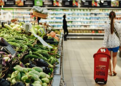 Los españoles priorizan frutas y verduras en su cesta de la compra y reducen la presencia de procesados y bollería