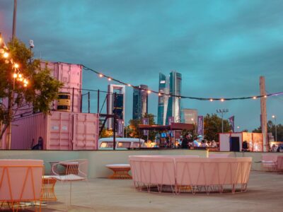 Gran éxito en la inauguración del Autocine Madrid con su espectacular nuevo espacio estilo Miami