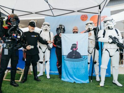 Quadernillos convierte el orgullo friki en una fiesta benéfica con «El día de la toalla»