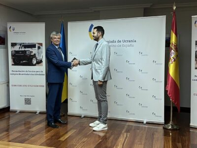 El embajador de Ucrania en España, Serhii Pohoreltsev, recibe en la embajada al escritor David Castillo, después de publicar la entrevista más personal a Volodimir Zelenski