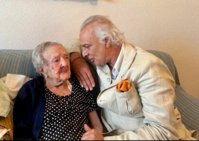 El doctor Manuel de la Peña habla con Dolores Buitrago que cumple 110 años cantándole coplas