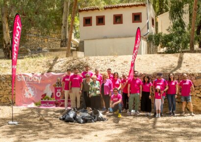 smöoy impulsó una jornada solidaria de recogida de plásticos en el denominado Valle Perdido de Murcia