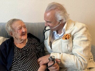 Dolores cumple 110 años y entra en el Club de los Supercentenarios, de la mano del Dr. Manuel de la Peña