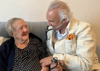 Dolores cumple 110 años y entra en el Club de los Supercentenarios, de la mano del Dr. Manuel de la Peña