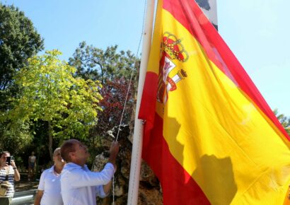 Renovación de la enseña nacional en la Urbanización El Paraíso de Pareja