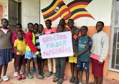 Folder colabora en la educación de los niños del Proyecto Yamba en Uganda