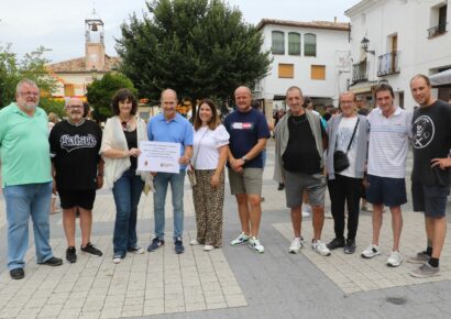 Pareja (Guadalajara) dona la recaudación de su paella solidaria a Proyecto Hombre