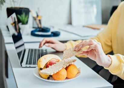 Consejos para comer saludable y evitar las tentaciones durante el teletrabajo