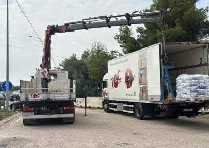 TOP COURIER consolida su experiencia en el transporte con camión grúa para mercancías pesadas