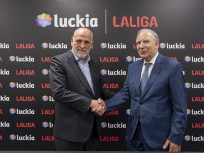 Luckia y LALIGA plasman su acuerdo con la firma entre José González y Javier Tebas