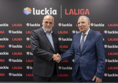 Luckia y LALIGA plasman su acuerdo con la firma entre José González y Javier Tebas