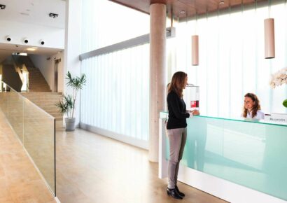 Clínica Fernández de Cirugía Estética en Oviedo: una vocación médica que une a dos generaciones y sitúa la seguridad en el centro de la cirugía estética