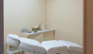 Holaglow firma un acuerdo con Vithas para la realización de cirugías en entorno hospitalario