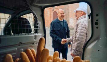 Airbnb y LALIGA estrenan su alianza con una experiencia única junto a Andrés Iniesta en Fuentealbilla para seguir impulsando el fútbol en los pueblos