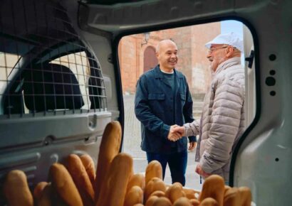 Airbnb y LALIGA estrenan su alianza con una experiencia única junto a Andrés Iniesta en Fuentealbilla para seguir impulsando el fútbol en los pueblos