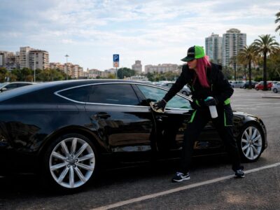 Valencia, pionera en servicios urbanos de vanguardia: limpieza de coches en el lugar de estacionamiento
