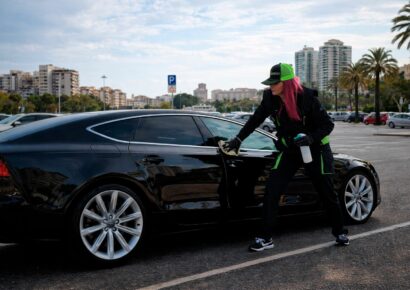 Valencia, pionera en servicios urbanos de vanguardia: limpieza de coches en el lugar de estacionamiento