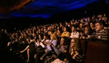 El preestreno en Madrid de ‘Chipre: la isla dividida’ reúne a más de 850 personas y emociona al público en el Teatro Capitol