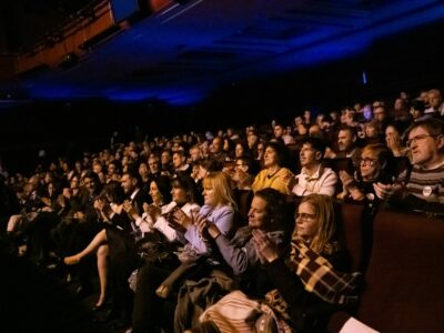 El preestreno en Madrid de ‘Chipre: la isla dividida’ reúne a más de 850 personas y emociona al público en el Teatro Capitol