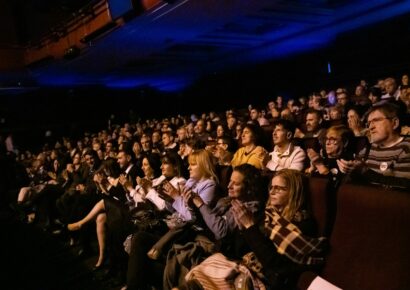 El preestreno en Madrid de ‘Chipre: la isla dividida’ reúne a más de 850 personas y emociona al público en el Teatro Capitol