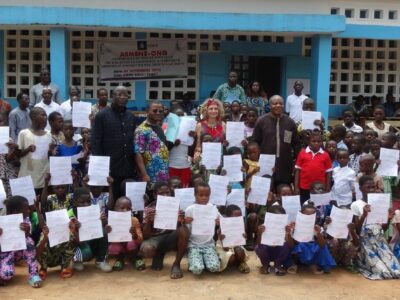 300 niñas y niños de Togo reciben sus partidas de nacimiento, gracias a la solidaridad de las enfermeras guipuzcoanas