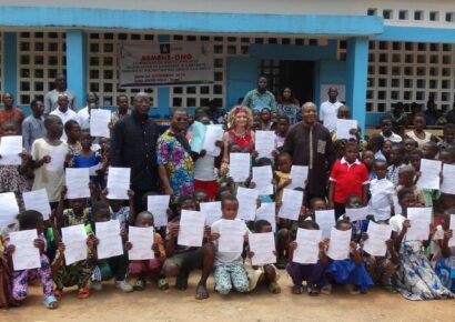 300 niñas y niños de Togo reciben sus partidas de nacimiento, gracias a la solidaridad de las enfermeras guipuzcoanas
