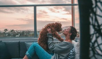 Casi la mitad de los dueños de mascotas sufre ansiedad por separarse de ellas y un 41% renunciaría a parte de su sueldo por no dejarlas solas