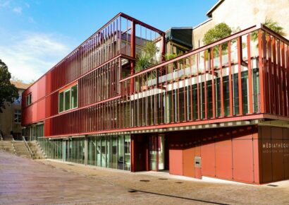 La Mediateca de Bayona refuerza su continuidad visual y cumplimiento normativo con barandillas de Comenza