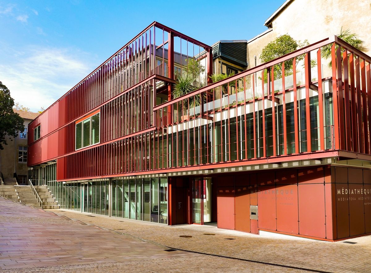 La Mediateca de Bayona refuerza su continuidad visual y cumplimiento normativo con barandillas de Comenza