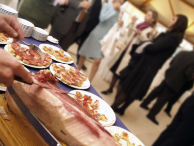 Teca Sàbat alerta de los típicos errores en la organización de comidas para muchos invitados