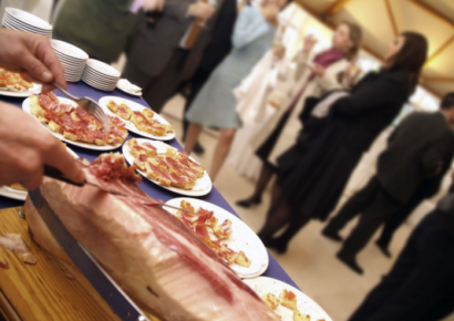 Teca Sàbat alerta de los típicos errores en la organización de comidas para muchos invitados
