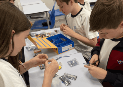 El Colegio Juan Pablo II de Parla impulsa la robótica con alumnos que programan y dan vida a robots