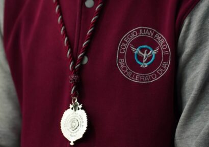 La VI promoción del Colegio Juan Pablo II se gradúa bajo el Sagrado Corazón