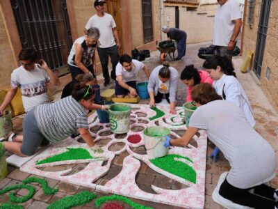 Almonacid desafió a la lluvia para volver a convertir sus calles en una obra de arte efímera