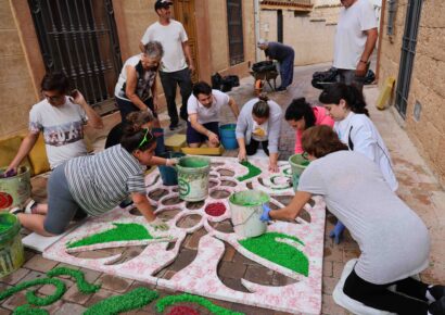 Almonacid desafió a la lluvia para volver a convertir sus calles en una obra de arte efímera