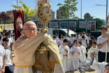 La fe toma las calles de Parla: el Obispo Auxiliar de Getafe preside el Corpus del Colegio Juan Pablo II