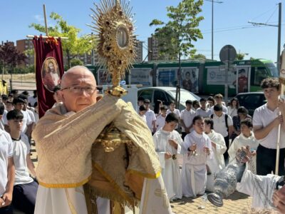La fe toma las calles de Parla: el Obispo Auxiliar de Getafe preside el Corpus del Colegio Juan Pablo II
