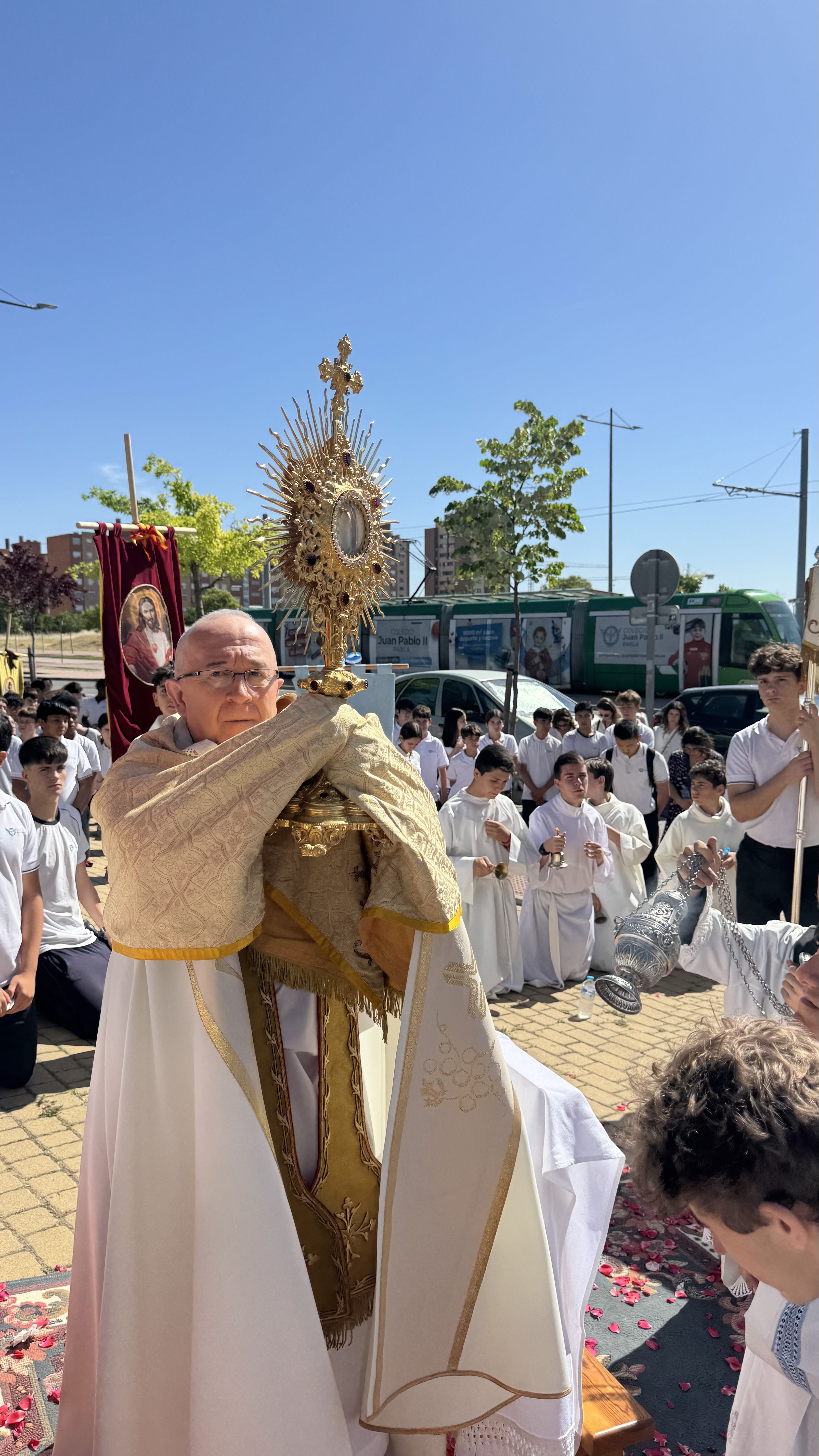 La fe toma las calles de Parla: el Obispo Auxiliar de Getafe preside el Corpus del Colegio Juan Pablo II