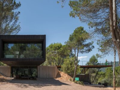 La Casa Embarcadero de Pareja (Guadalajara), cuando la arquitectura decide esconderse en el paisaje