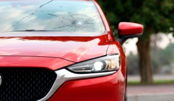 Talleres Murillo alerta sobre los errores habituales del verano que pueden provocar daños en las lunas del coche