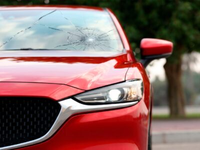 Talleres Murillo alerta sobre los errores habituales del verano que pueden provocar daños en las lunas del coche