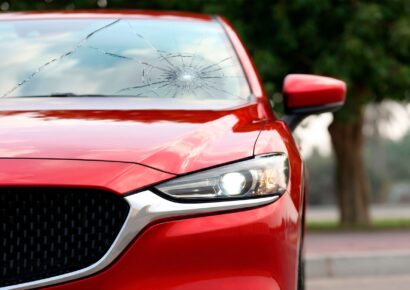 Talleres Murillo alerta sobre los errores habituales del verano que pueden provocar daños en las lunas del coche