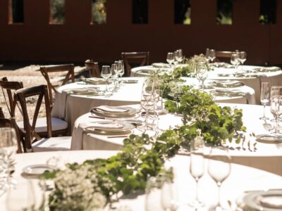 Alquiler de mobiliario para eventos: el reto logístico de montar celebraciones de lujo en espacios singulares