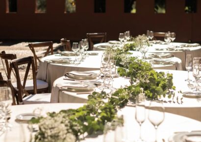 Alquiler de mobiliario para eventos: el reto logístico de montar celebraciones de lujo en espacios singulares