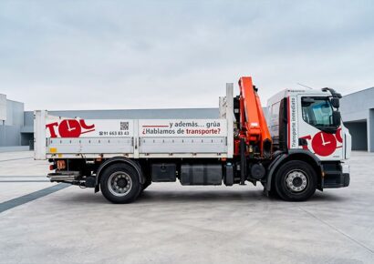Top Courier destaca el transporte con camión grúa en Madrid como una solución eficiente para afrontar la vuelta a la actividad empresarial