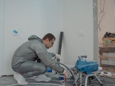 Los edificios antiguos y las comunidades de vecinos marcan el ritmo de la pintura de pisos en Madrid