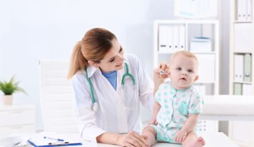 Cinco consejos para prevenir las otitis infantiles durante el verano