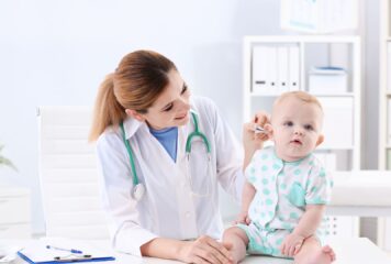 Cinco consejos para prevenir las otitis infantiles durante el verano